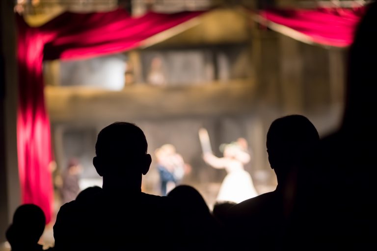 Pessoas em teatro
