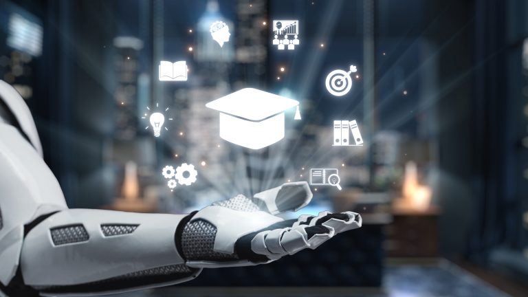 Mão robótica futurista apresentando ícones de educação e tecnologia em um ambiente de escritório moderno