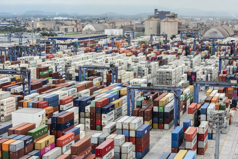 Transporte - barcos e portos - contêineres - Porto de Paranguá - O volume de cargas importadas e exportadas em contêineres em 2020, pelo Porto de Paranaguá, aumentou 6% em relação a 2019