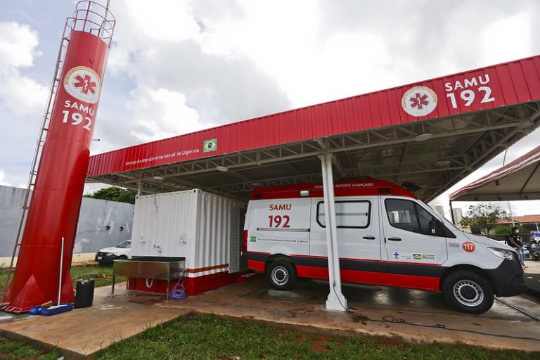 Ambulância do Samu estacionada