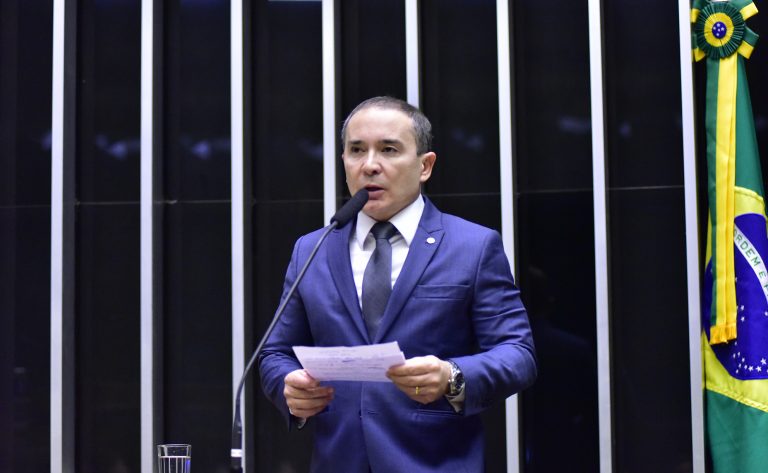 Deputado Duda Ramos fala ao microfone