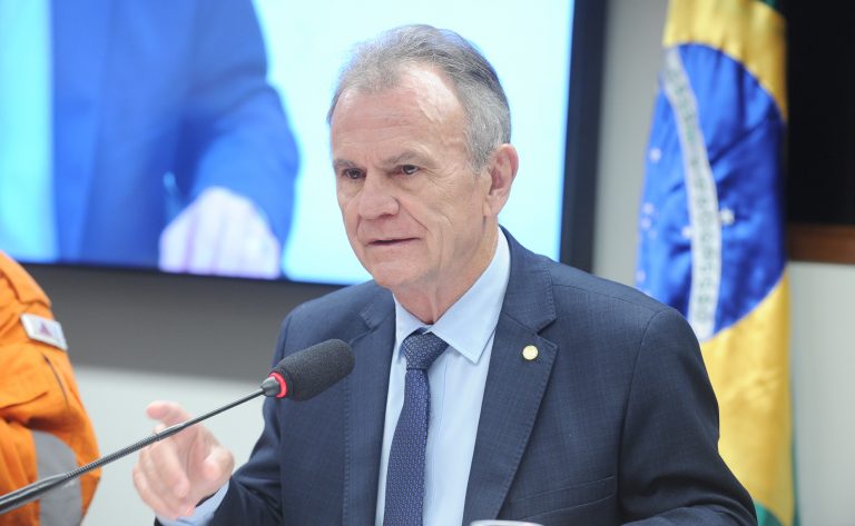 Deputado Toninho Wandscheer fala ao microfone
