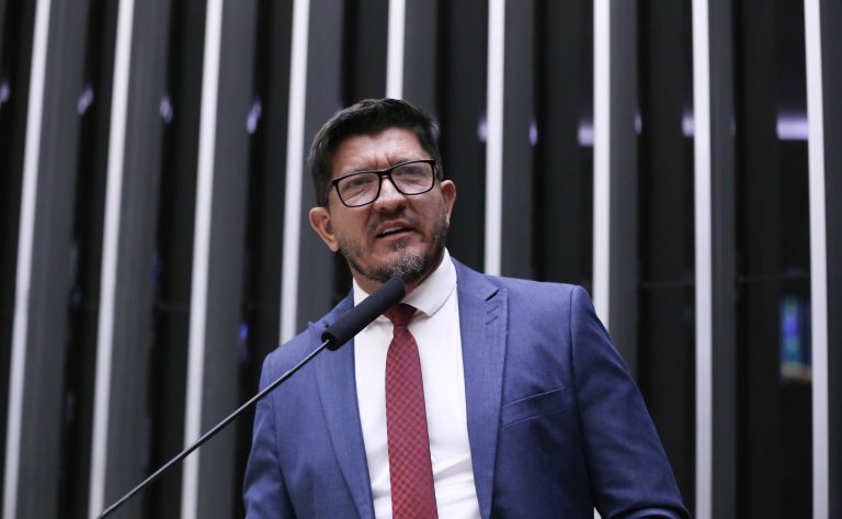 Deputado Glaustin da Fokus (Podemos-GO) fala no Plenário da Câmara dos Deputados