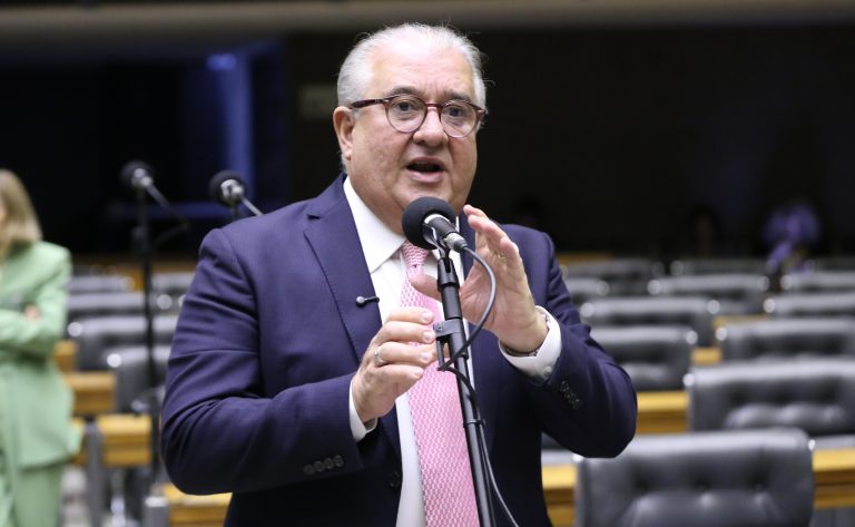Deputado Augusto Coutinho fala ao microfone