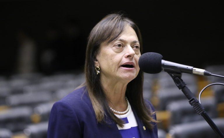 Deputada Alice Portugal (PCdoB-BA) fala no Plenário da Câmara dos Deputados