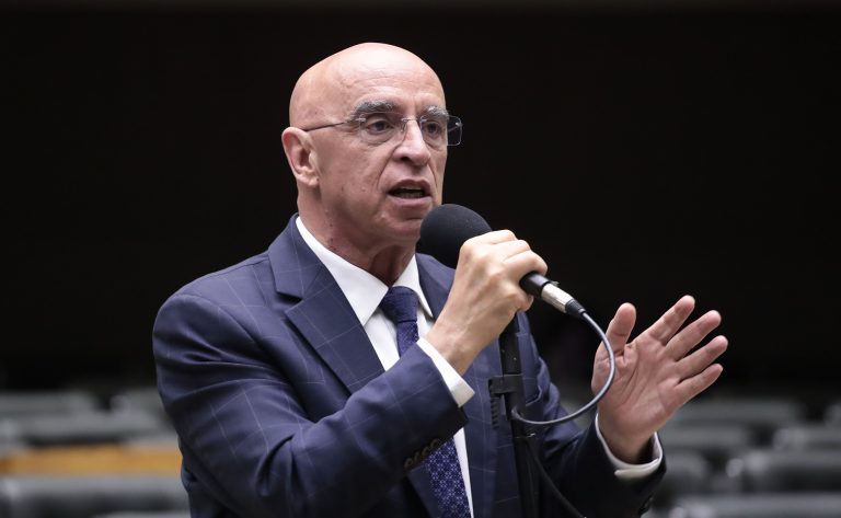 Deputado Mário Heringer fala ao microfone