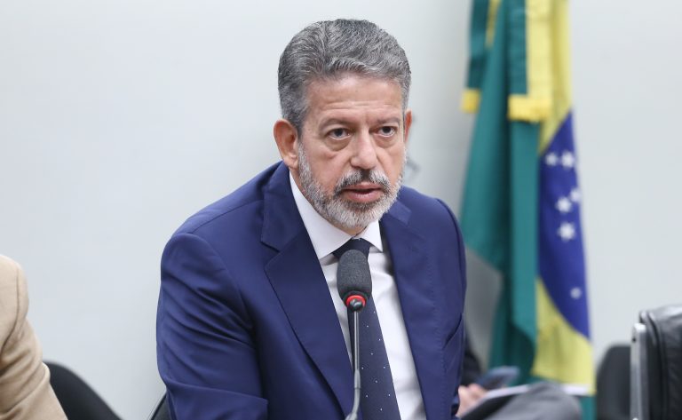 deputado arthur lira em reunião de comissão