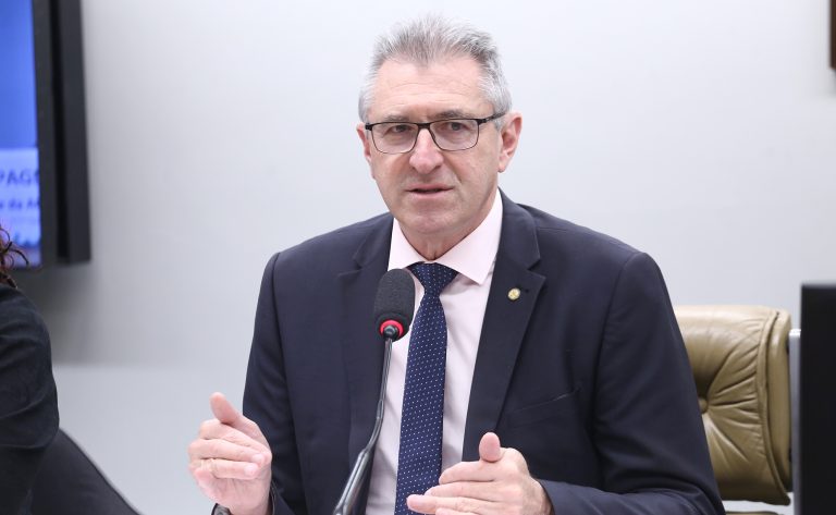 Deputado Heitor Schuch (PSB-RS) fala em comissão da Câmara dos Deputados