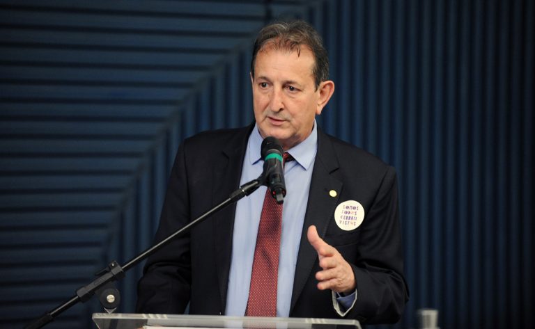 Deputado Nilto Tatto fala ao microfone