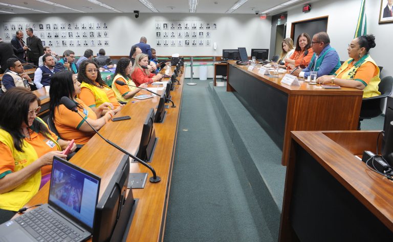 Audiência Pública - Deliberação de Requerimentos - (<a class='linkProposicao' href='https://www.camara.leg.br/noticias/1092248-avanca-na-camara-proposta-que-concede-aposentadoria-especial-para-agentes-comunitarios-de-saude-e-agentes-de-endemias'>PEC 14/21</a>)