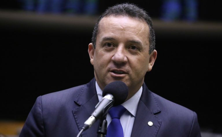 Deputado Pastor Diniz fala ao microfone
