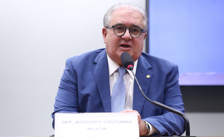 Deputado Augusto Coutinho fala ao microfone