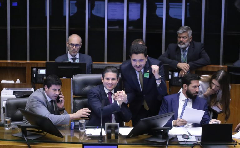 Discussão e Votação de Propostas Legislativas. Presidente da Câmara dos Deputados, Hugo Motta (REPUBLICANOS - PB) e Dep. Jadyel Alencar (REPUBLICANOS - PI)