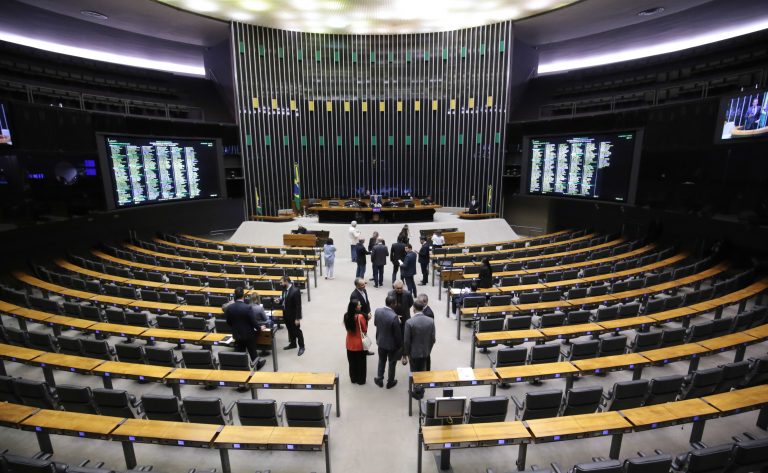 Deputados reunidos no plenário
