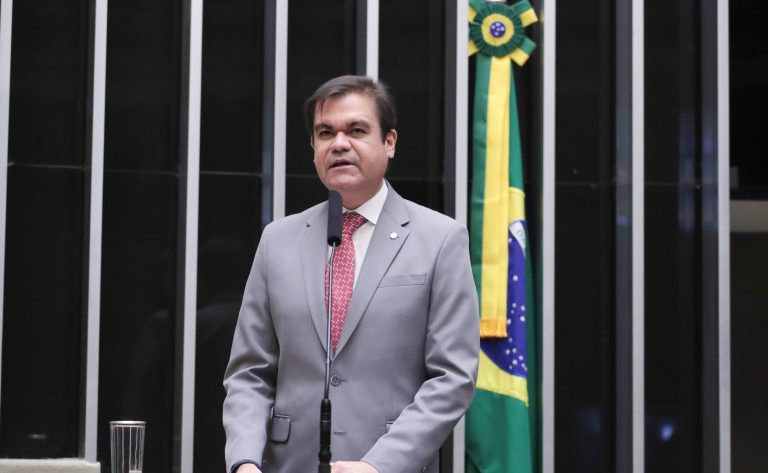 depuado Mersinho Lucena discursa na tribuna