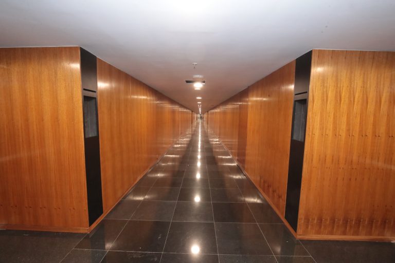 Corredor das comissões após troca do piso, iluminação e revestimento de parede