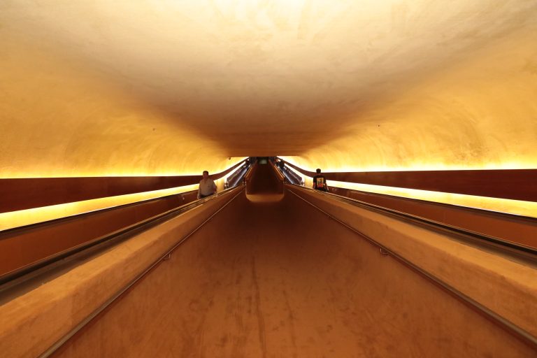 Túnel que liga o prédio dos gabinetes às comissões (anexos 4 e 2), revestido com carpete