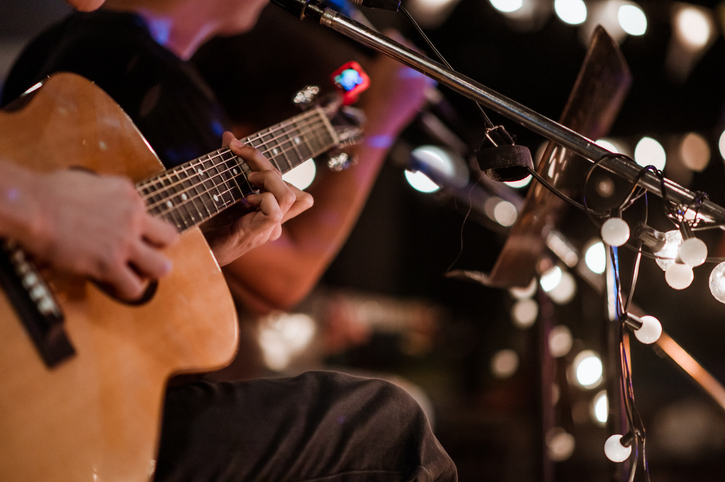 Artistas se apresentando - cantor e músico tocando violão