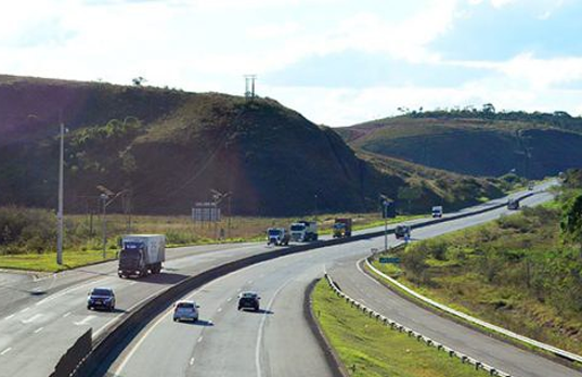 Foto de carros e caminhões em uma estrada durante o dia