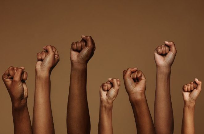 Mãos de pessoas pretas erguidas, igualdade racial