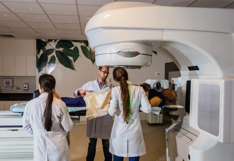 Saúde - investimento -  equipamentos radioterapia tratamento câncer (Hospital de Base de São José do Rio Preto-SP)