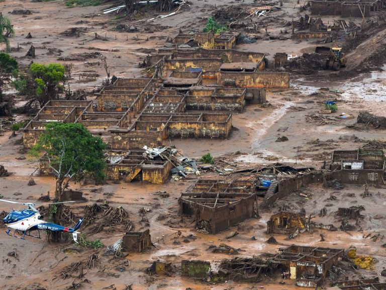 Vista aérea de uma cidade devastada por lama de rejeitos de mineração