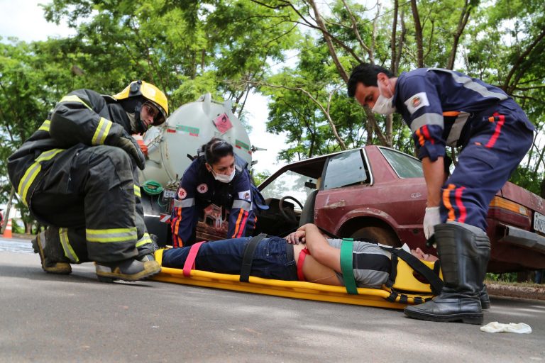 Vítima de acidente de trânsito sendo socorrida pelos bombeiros