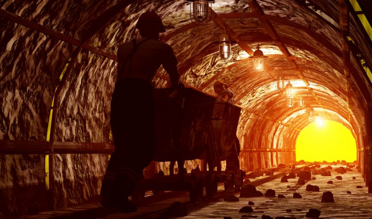 Economia - geral - mineração minas mineiros exploração riquezas minerais solo minérios