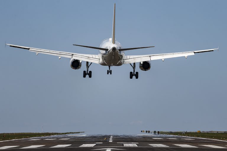 Avião levantando voo