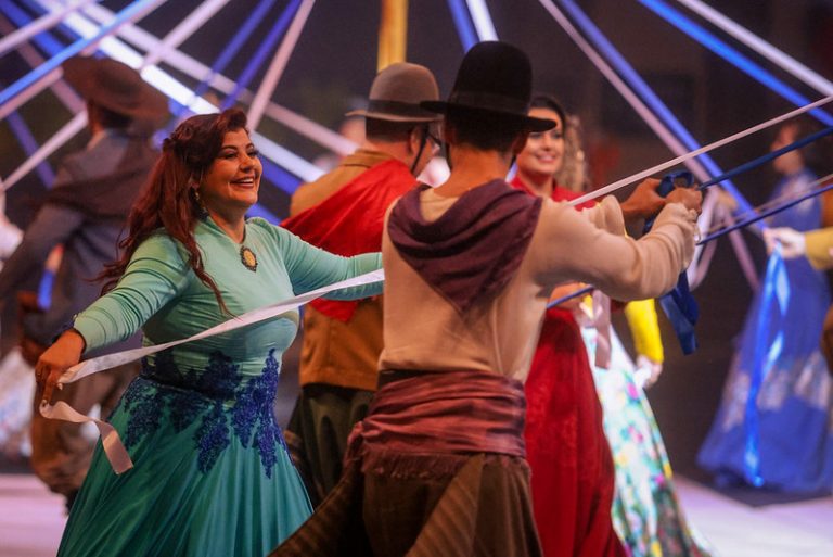 Cultura - dança - dança gaúcha - A dança do pau de fitas consiste em uma dança de roda, usando um mastro enfeitado de aproximadamente três metros e longas fitas coloridas amarradas no topo
