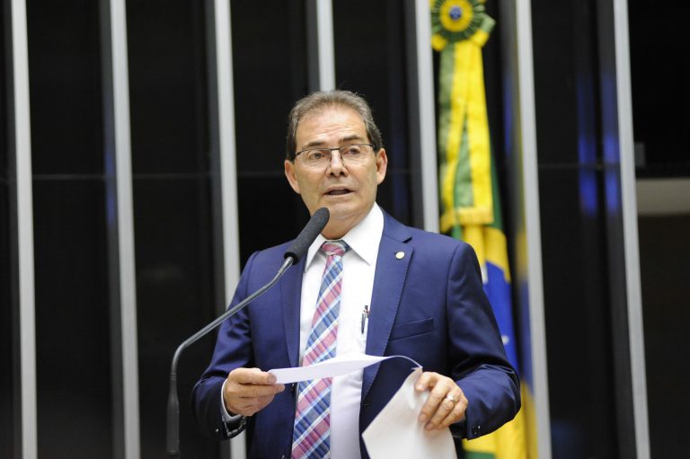 Deputado Paulinho da Força fala ao microfone