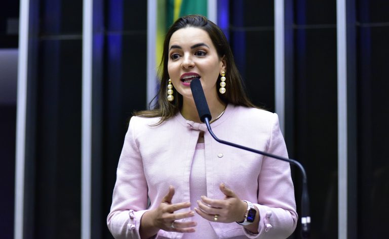 Deputada Dra. Alessandra Haber (MDB-PA) fala no Plenário da Câmara dos Deputados
