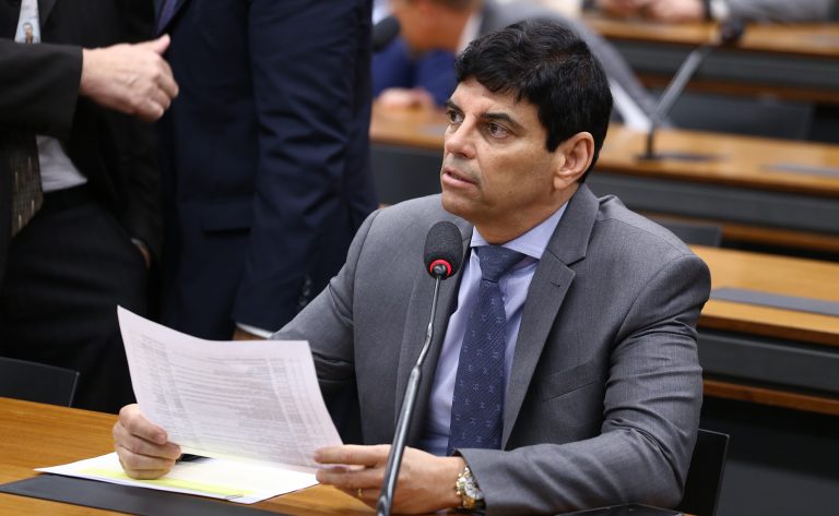 Deputado Claudio Cajado fala ao microfone