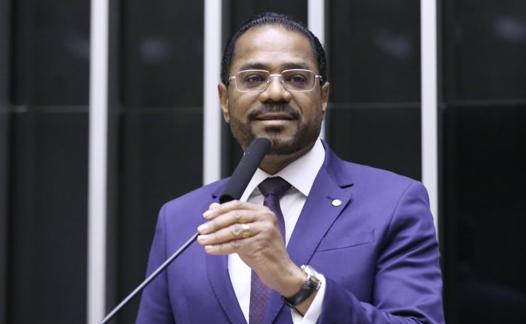 Deputado Márcio Marinho (Republicanos-BA) fala no Plenário da Câmara dos Deputados