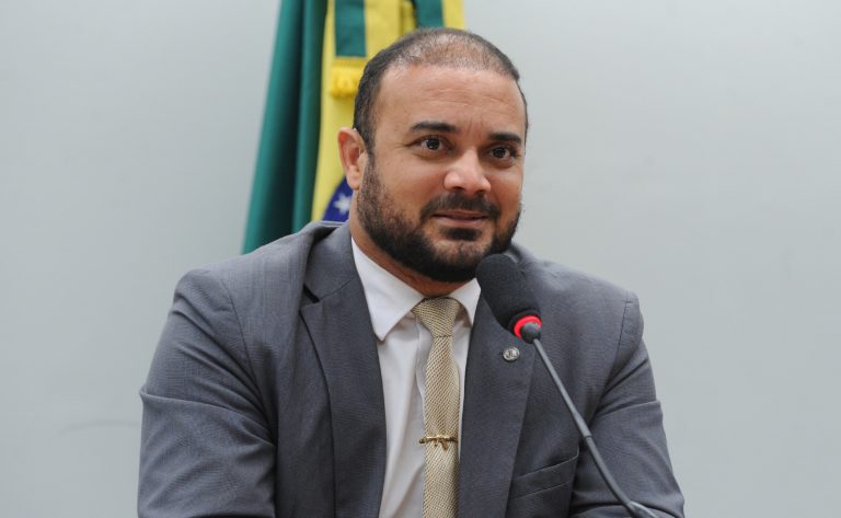 Deputado Capitão Alden fala ao microfone