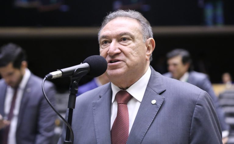 Deputado Átila Lins (PSD-AM) fala no Plenário da Câmara dos Deputados