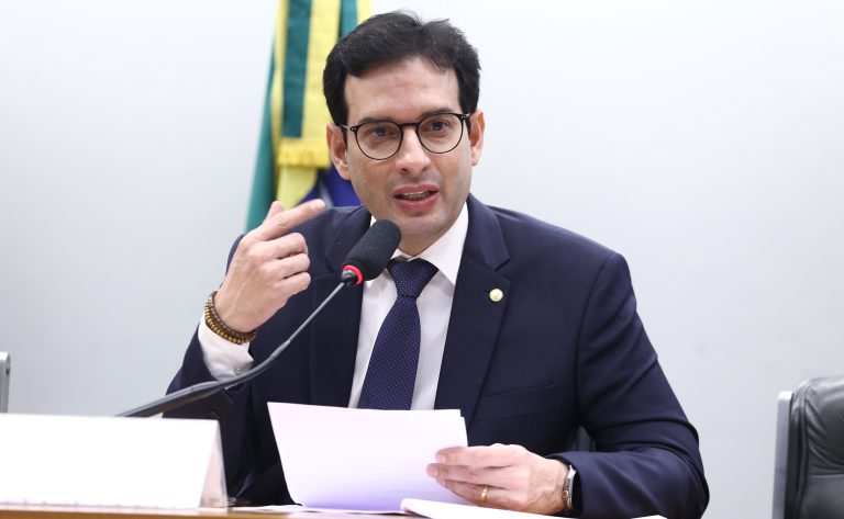 Deputao Leo Prates fala ao microfone