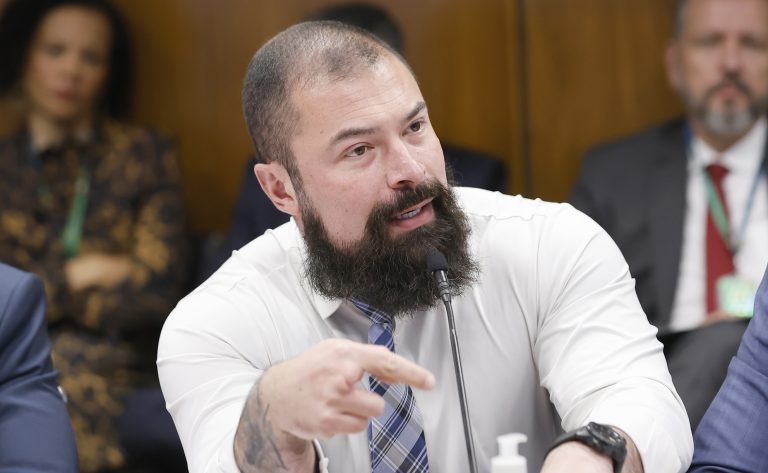 Deputado Delegado Paulo Bilynskyj fala ao microfone