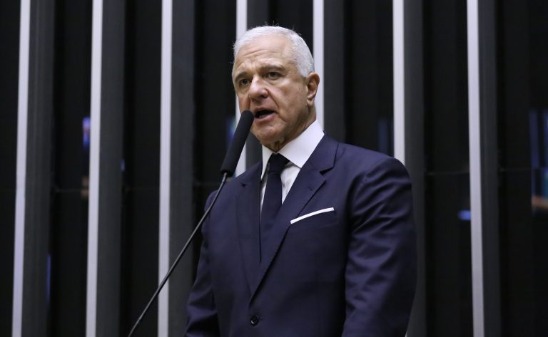 Deputado Julio Lopes fala ao microfone