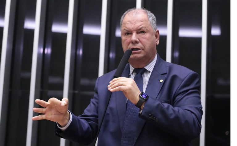 Deputado Alceu Moreira fala ao microfone