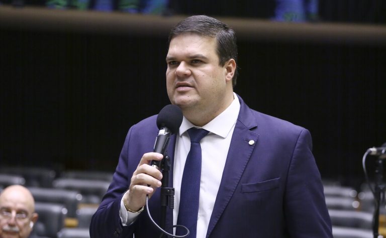 Deputado Bruno Farias fala ao microfone