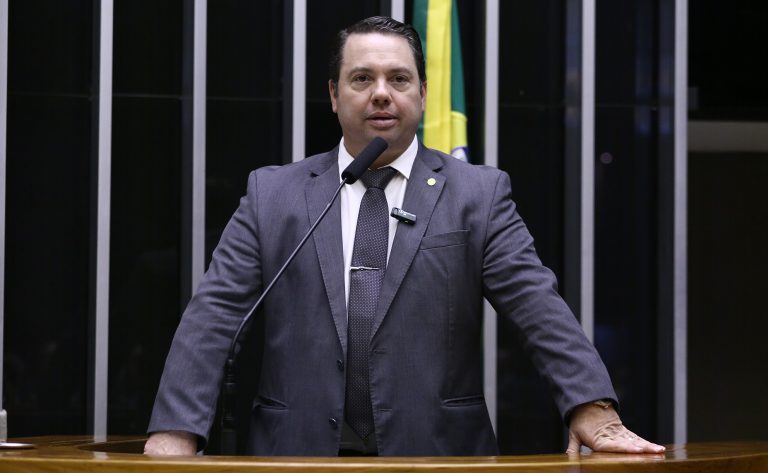 Deputado Rodolfo Nogueira fala ao microfone