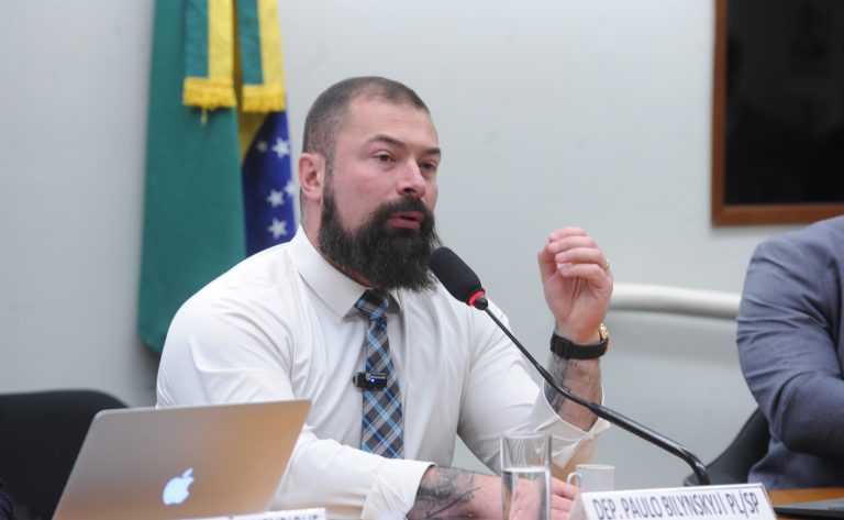 Deputado Delegado Paulo Bilynskyj fala ao microfone