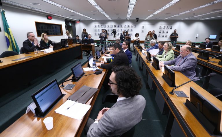 Instauração de processos.