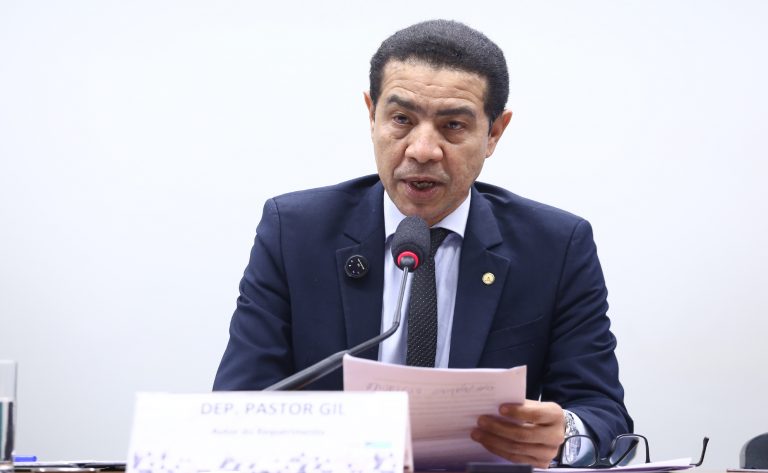 Deputado Pastor Gil fala ao microfone