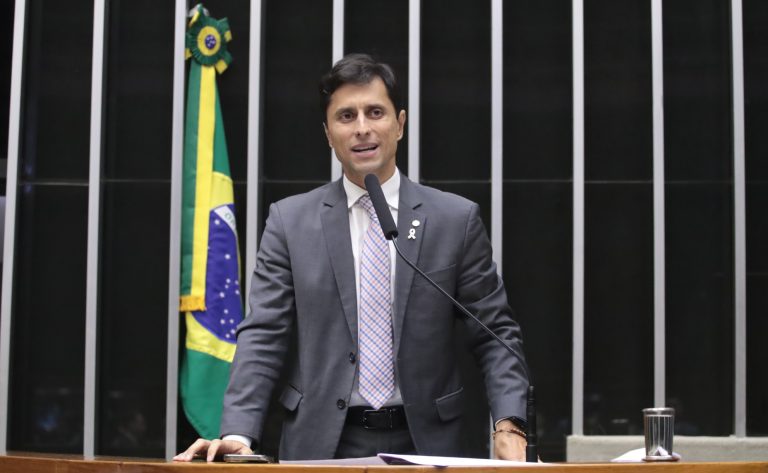 Deputado Duarte Jr. fala ao microfone