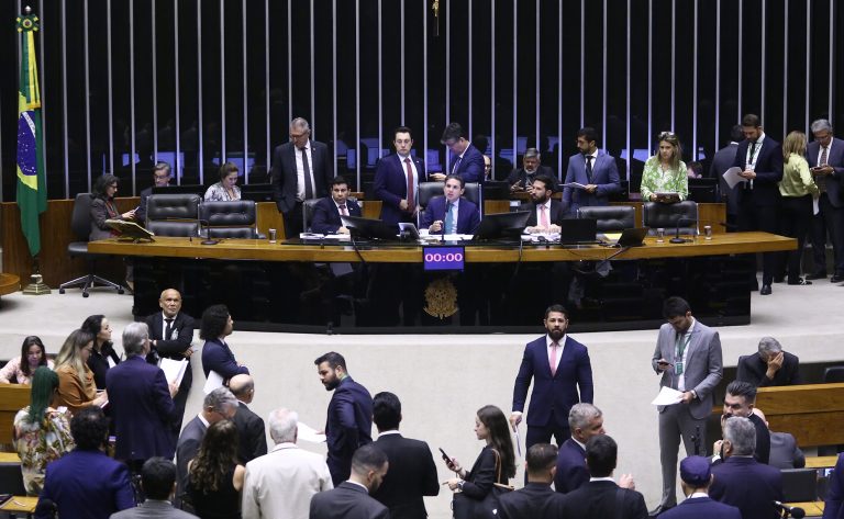 Discussão e votação de propostas.