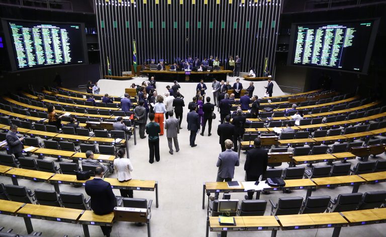 Discussão e votação de propostas.