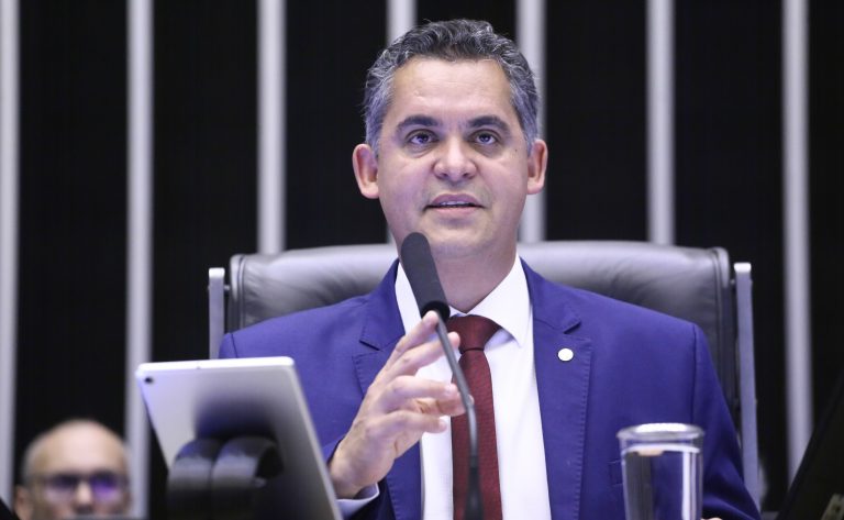 Deputado Gilson Daniel fala ao microfone
