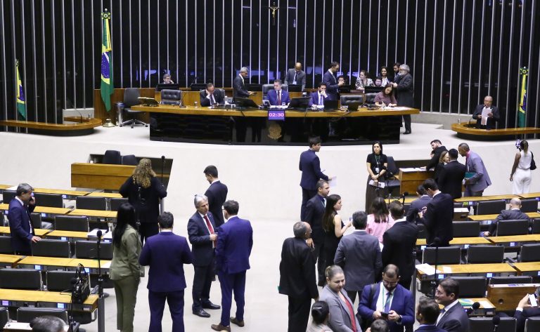 Discussão e votação de propostas.
